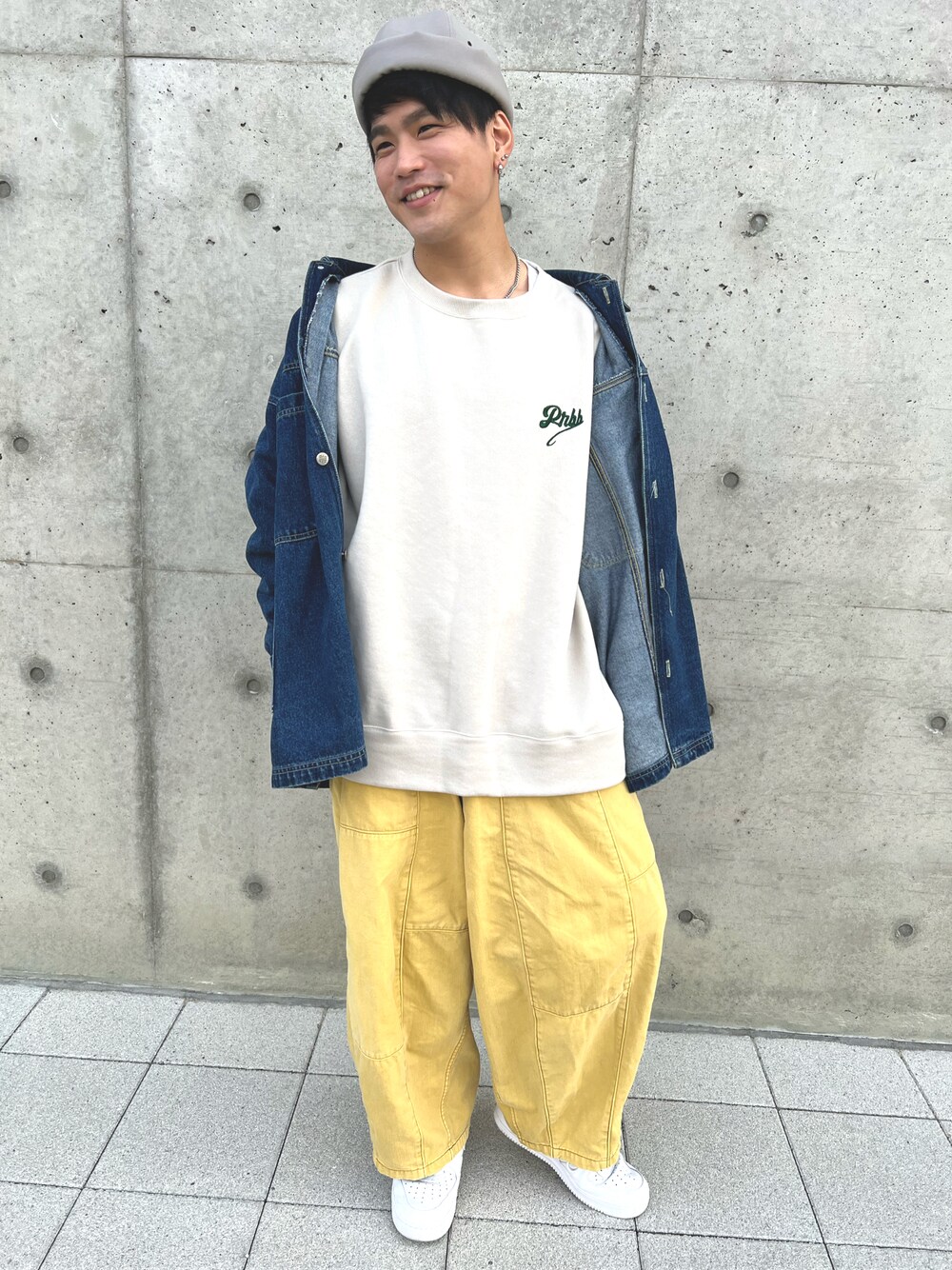 「スニーカー、デニムジャケット、ストリート、スウエット、秋服、ゆるコーデ、AF1、ストリートファッション、オリジナルブランド、秋コーデ、おしゃれさんと繋がりたい、ロールキャップ、PRBB、プリプリバブーショップ、カラーパンツ」｜「CUBE SUGARのソフトカツラギコクーンパンツ（その他パンツ、イエロー系）」を使った、だいまろ/PRBBさん（メンズ・175cm）の秋コーディネートの1枚目の写真