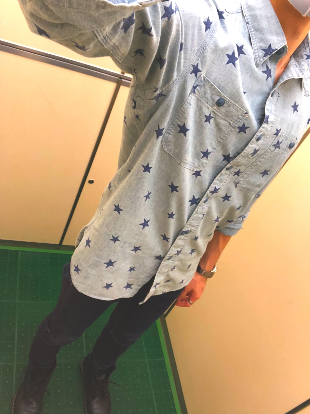 ブラック系のブーツ、ブルー系のデニムパンツ、ブルー系のシャツ/ブラウスを着用したメンズの秋コーディネートの1枚目の写真