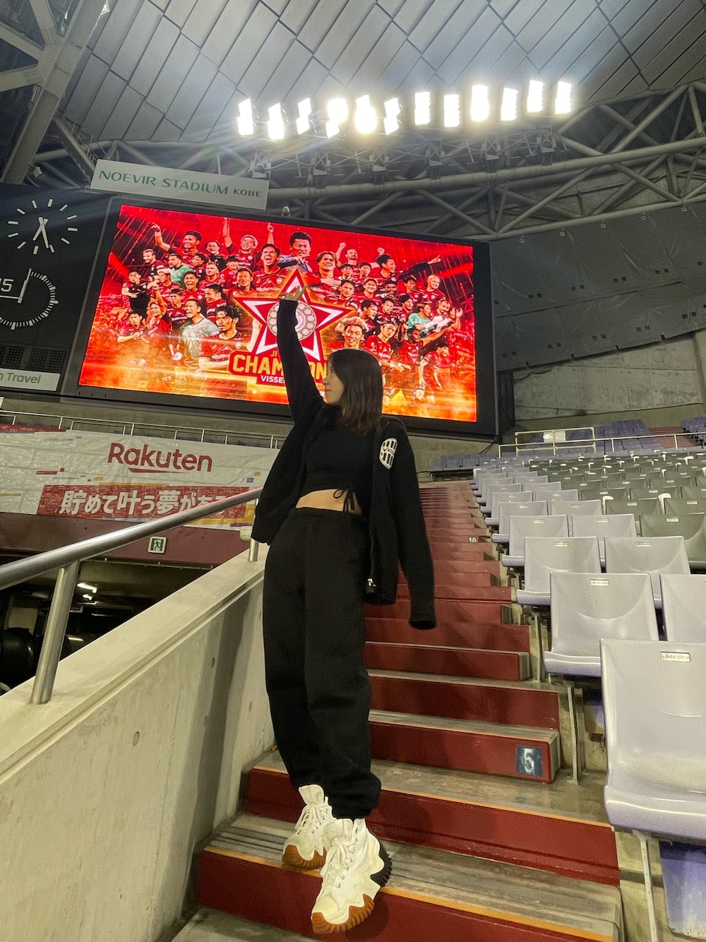 「大人カジュアル、休日スタイル、大人コーデ、パンツスタイル、スウエットパンツ、スウェット、ブラックコーデ、ブラック、モノトーンコーデ、サッカー観戦、サッカー、スポーツ観戦」｜「GUのアイテム（スウェットパンツ、ブラック系）」を使った、Mさん（レディース・158cm）の冬コーディネートの1枚目の写真
