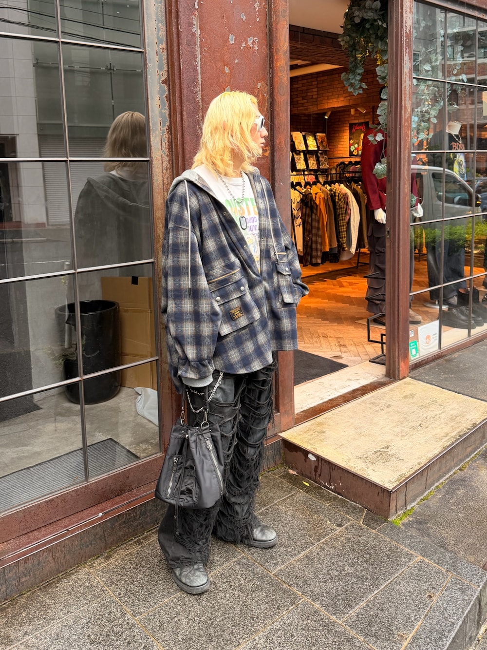 ブルー系のシャツ/ブラウス、ホワイト系のTシャツ/カットソー、ブラック系のハンドバッグを着用したメンズの秋コーディネートの1枚目の写真