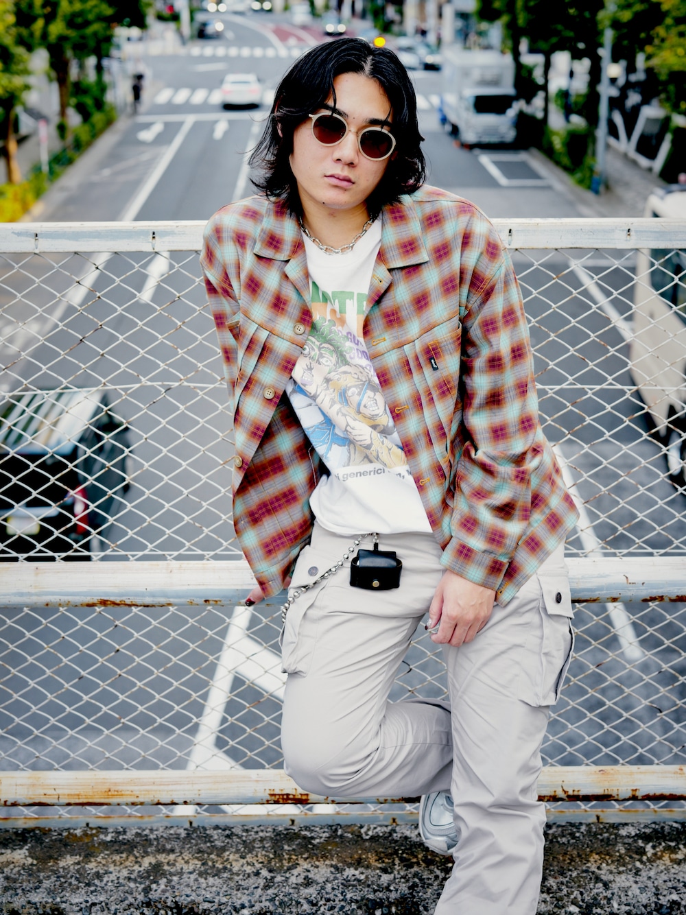 グリーン系のシャツ/ブラウス、ホワイト系のTシャツ/カットソー、ベージュ系のカーゴパンツを着用したメンズの秋コーディネートの1枚目の写真