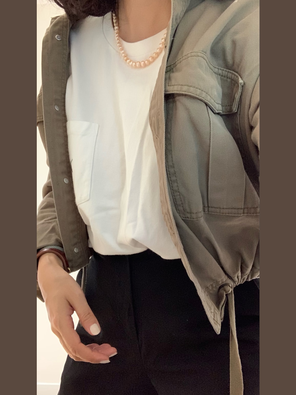 「UNIQLOのアイテム（Tシャツ/カットソー、ホワイト系）」を使った、Jamieさん（レディース・160cm）の秋コーディネートの1枚目の写真