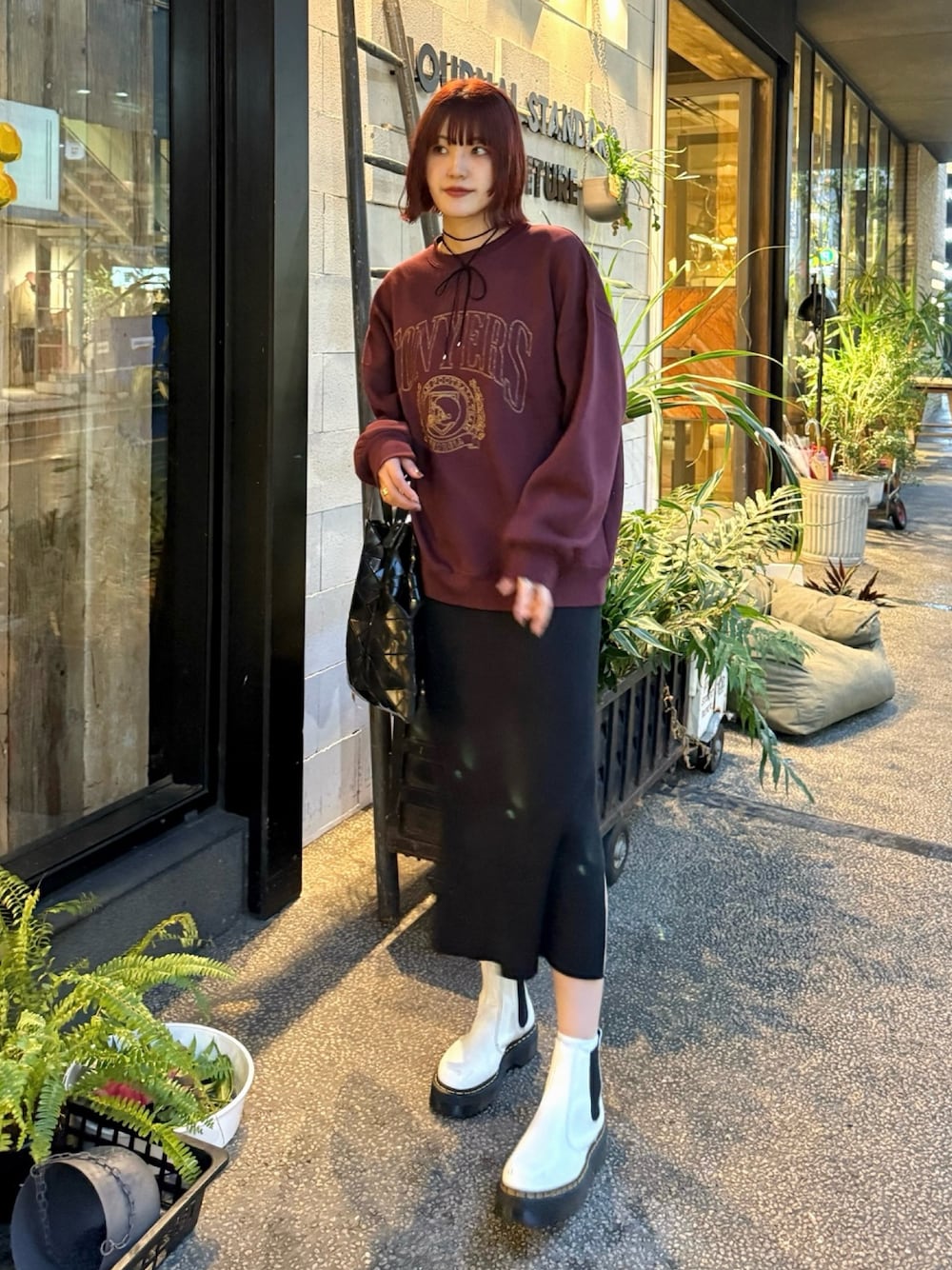 「tiptop、tiptop_pocket、tipコーデ、秋コーデ、秋のコーデ、秋冬コーデ、スウェット、スウェットコーデ、レイヤードスタイル、カジュアル、カジュアルコーデ、シンプルスタイル、サイトゴアブーツ、ショートブーツ、おしゃれさんと繋がりたい」｜「tiptopの【ZOZO限定アイテム】裏起毛カレッジ刺繍スウェットプルオーバー（スウェット、レッド系）」を使った、yuさん（レディース・170cm）の秋コーディネートの1枚目の写真