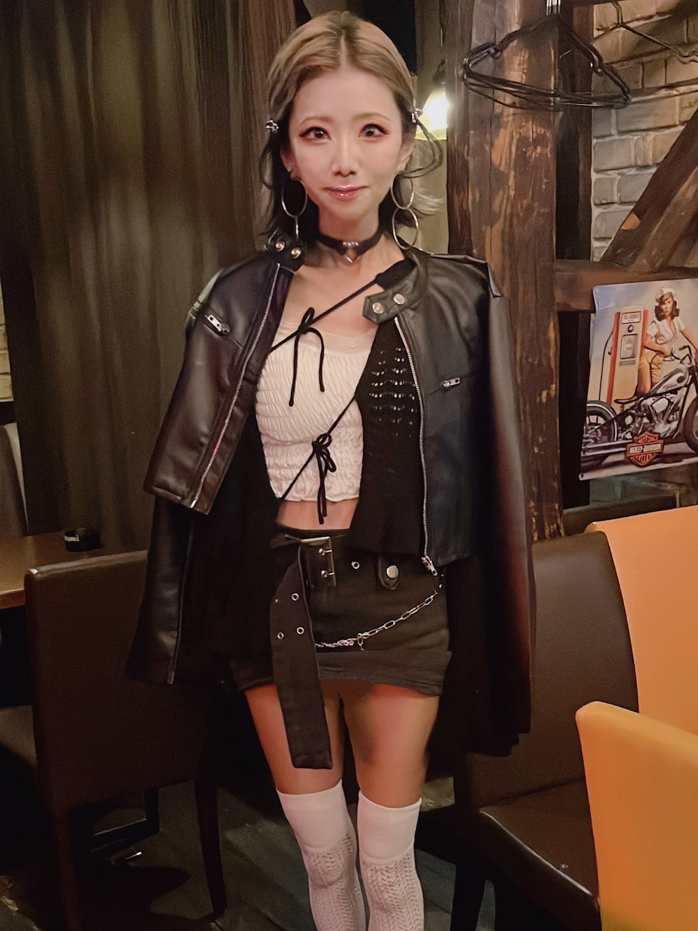 「今日のメイク、今日のコスメと服、レイヤードスタイル、秋っぽコーデ更新中、韓国ファッション、韓国コーデ、シズニルック、y2k、モノトーンコーデ、ニーハイソックス、ミニスカート、ライダースジャケット、ニットカーディガン、ライダース、秋コーデ」｜「by muni:rのクロップドライダースジャケット（ライダースジャケット、ブラック系）」を使った、あろまんØさん（レディース・160cm）の秋コーディネートの1枚目の写真