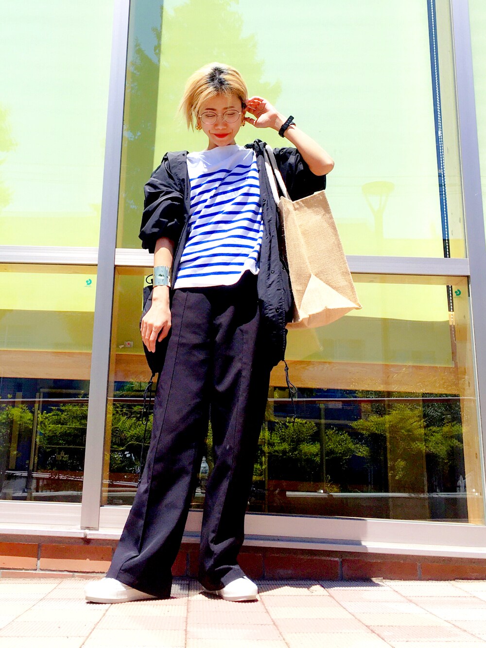 「ラクチンコーデ、着回しコーデ、ブラック、シンプル、ワイドパンツ、カジュアル、めがね、ボーダー、スラックス、フーデッドコート、ナイロンパーカー、ナイロンジャケット、大人カジュアル、ホワイトスニーカー、かごバッグ」｜「CITENの＜CITEN（シテン）＞オーバートレイルコート フ―デッドコート（その他アウター、ブラック系）」を使った、あろまんØさん（レディース・160cm）の春コーディネートの1枚目の写真