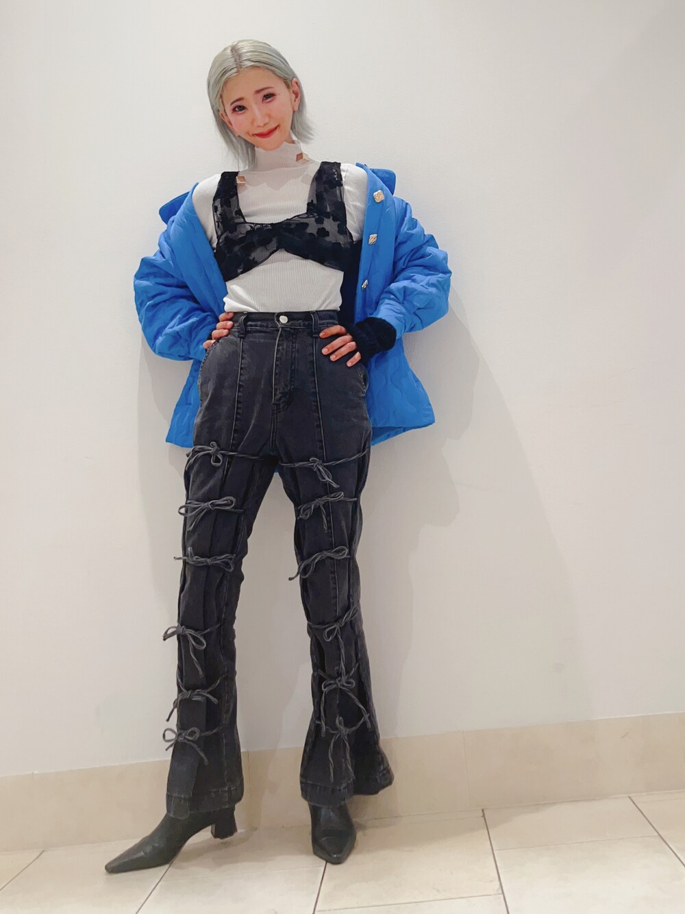「冬コーデ、オトナ女子、ブルベ冬、フレアパンツ、ブラックデニム、デニムパンツ、韓国ファッション、モード系、モードカジュアル、レーストップス、ショートブーツ、キルトジャケット、キルティングジャケット、ビスチェ、アームウォーマー」｜「YUHAN WANGのFloral bustier（ベスト、ブラック系）」を使った、あろまんØさん（レディース・160cm）の冬コーディネートの1枚目の写真