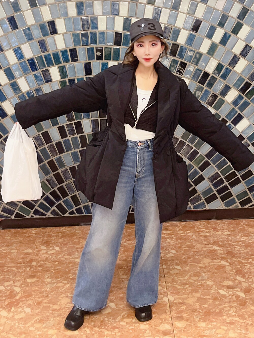 「今日のコスメと服、モードカジュアル、モード、休日スタイル、デニムスタイル、キャップ、キャップ女子、ダウンジャケット、ショートパーカー、ショート丈トップス、白Tシャツ、冬コーデ、ショートブーツ、ラフコーデ、デニムパンツ」｜「Y-3のY-3 VISOR CAP（キャップ、ブラック系）」を使った、あろまんØさん（レディース・160cm）の冬コーディネートの1枚目の写真