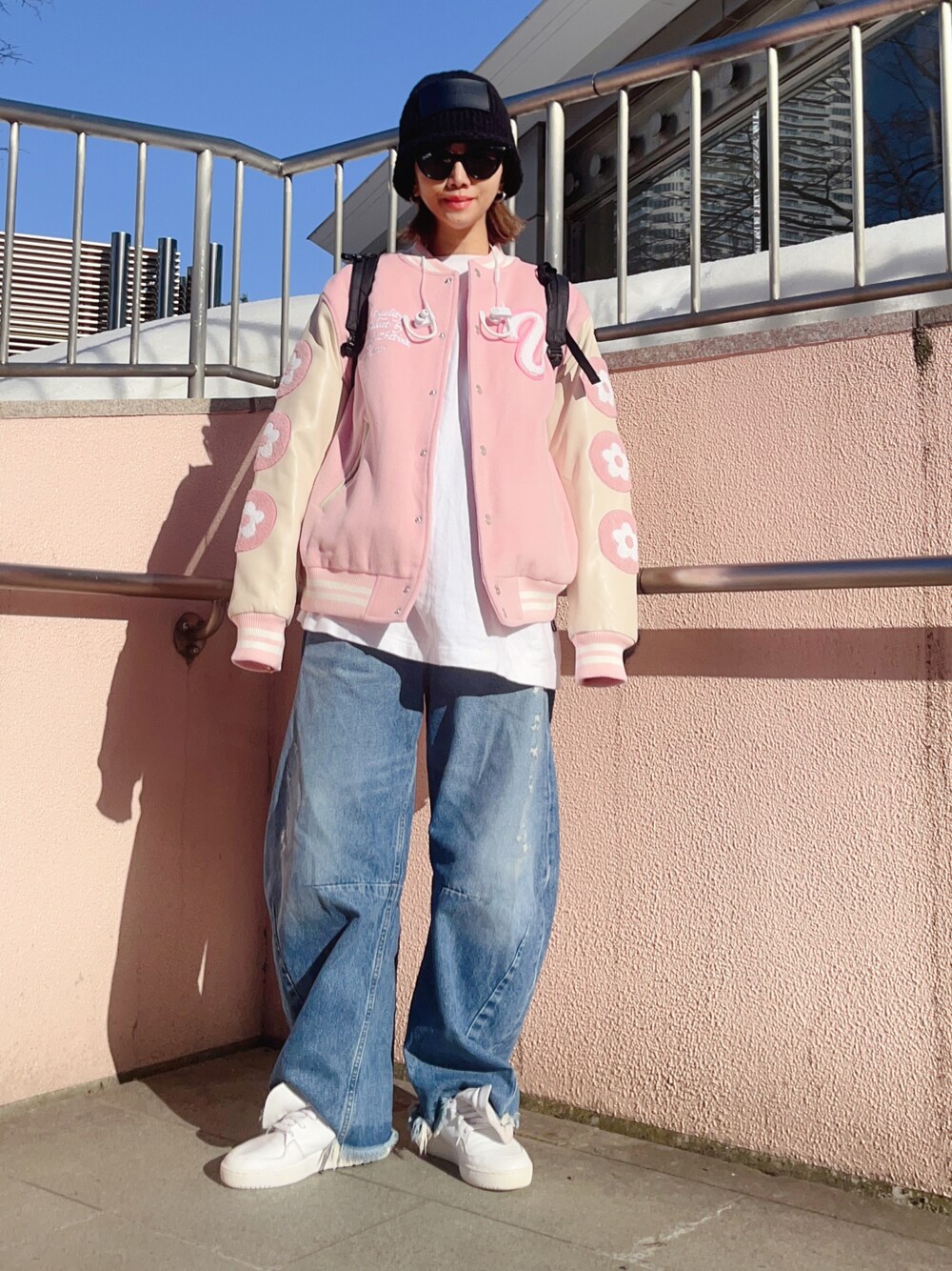 「スタジャン、デニムパンツ、ワイドデニム、ハイカットスニーカー、ビーニー、韓国ファッション、韓国ストリート、ストリート、ストリートコーデ、ストリートファッション、春ファッション、冬コーデ、春コーデ、バックスタイル、ニット帽」｜「TREEMINGBIRDのRolled-up Leather Patch Beanie（ニットキャップ/ビーニー、ブラック系）」を使った、あろまんØさん（レディース・160cm）の春コーディネートの1枚目の写真