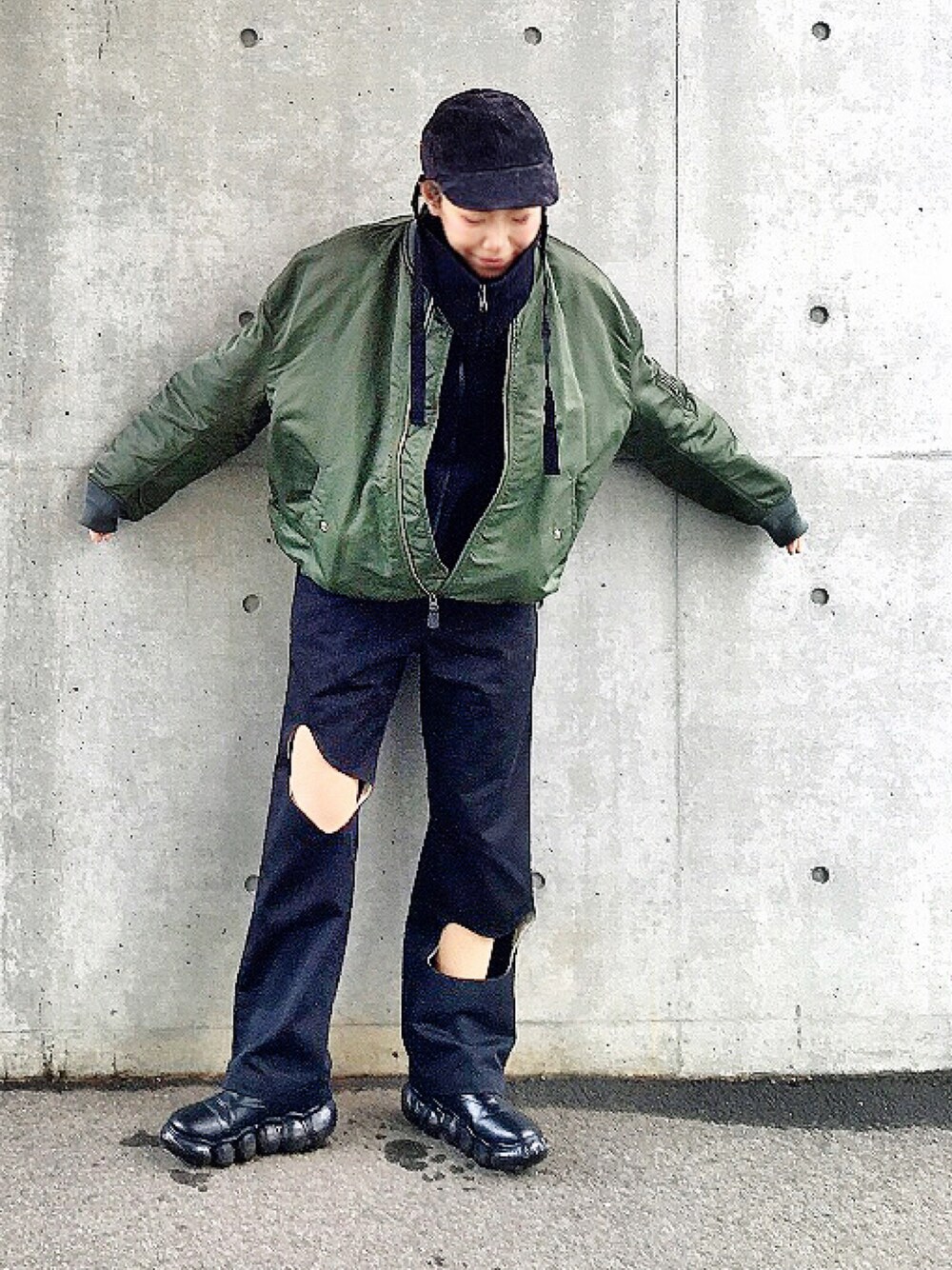 「冬コーデ、MA-1、Dickies、kotohayokozawa、ジップアップ、mikio sakabe、ストリートMIX、ストリートカジュアル、厚底ブーツ、キャップ、パンツスタイル、あったかコーデ、ミリタリージャケット、ミリタリーコーデ、ストリート系」｜「La Maison de LyllisのLa Maison de Lyllis/ラ メゾン ド リリス/STRING（キャップ、ブラック系）」を使った、あろまんØさん（レディース・160cm）の冬コーディネートの1枚目の写真