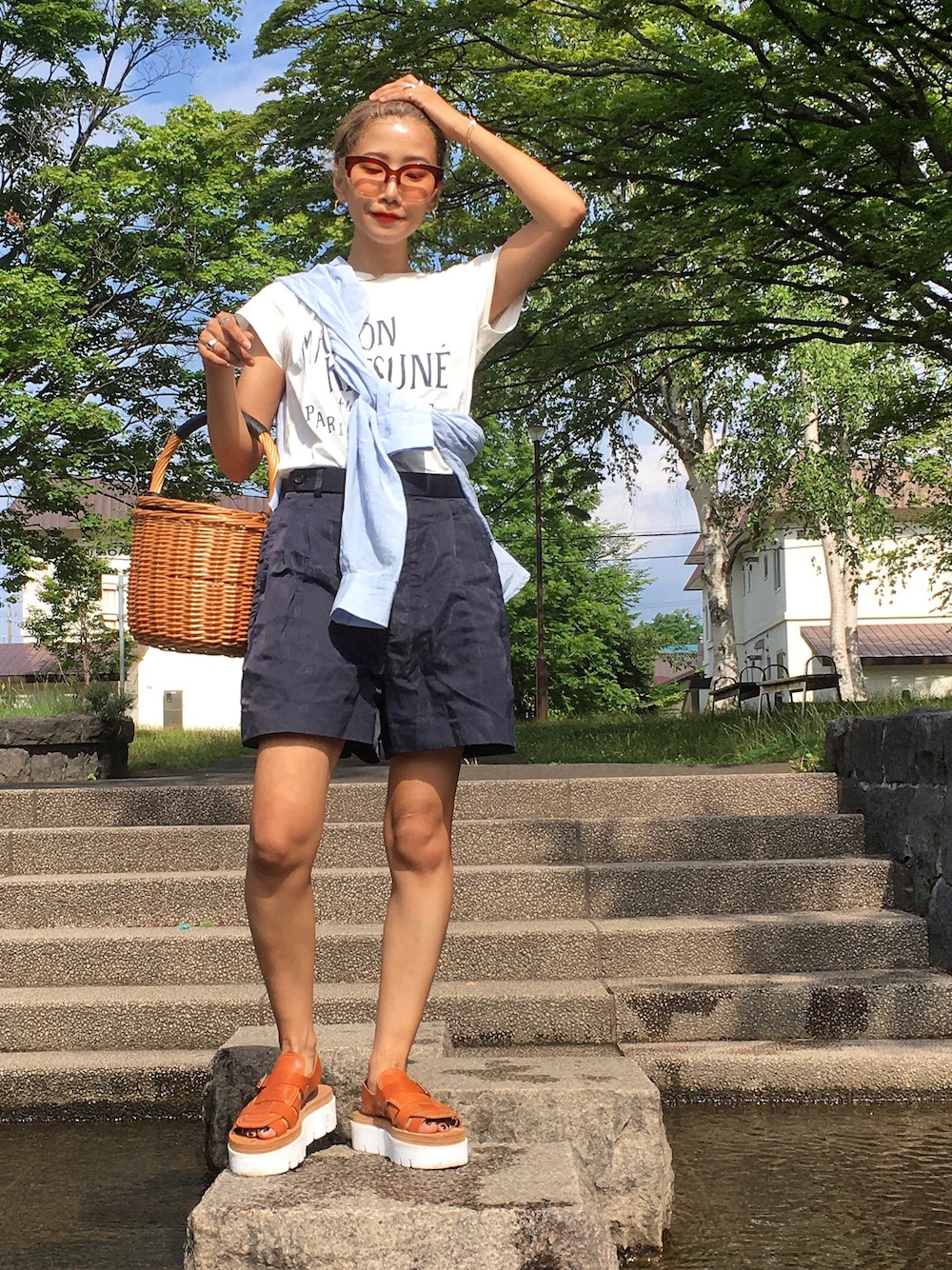 「夏コーデ、夏、リラックススタイル、厚底サンダル、ママコーデ、パンツスタイル、たすき掛け、ロゴT、ショートパンツ、かごバッグ、カゴバック、サングラス、大人カジュアル、Tシャツ、シャツスタイル」｜「Maison KitsuneのTEE-SHIRT PALAIS ROYAL（Tシャツ/カットソー、ホワイト系）」を使った、あろまんØさん（レディース・160cm）の夏コーディネートの1枚目の写真