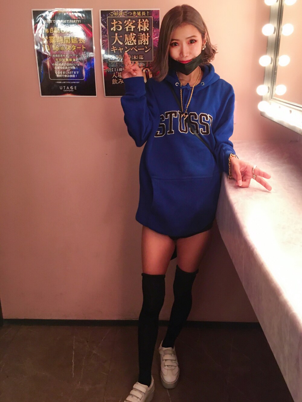「秋コーデ、CLUB FASHION、club、クラブ、ストリート、ストリートコーデ、ニーハイソックス、レギンスパンツ、レギンス、ビッグパーカー、stussy、ロゴパーカー、厚底スニーカー、ダウンジャケット、スタジャン」｜「STUSSYのアイテム（パーカー、ブルー系）」を使った、あろまんØさん（レディース・160cm）の秋コーディネートの1枚目の写真