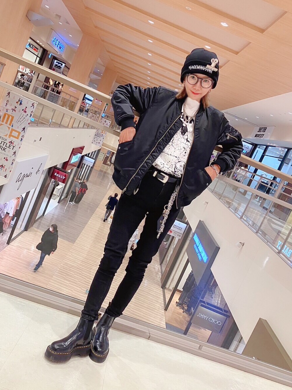 「秋コーデ、秋冬コーデ、ロックコーデ、モノトーン、モノトーンコーデ、メンズライク、MA-1、厚底ブーツ、Dr.Martens、ブラック、ブラックスキニー、ニット帽、めがね、韓国ブランド、peaceminusone」｜「PEACEMINUSONEのアイテム（ニットキャップ/ビーニー、ブラック系）」を使った、あろまんØさん（レディース・160cm）の秋コーディネートの1枚目の写真