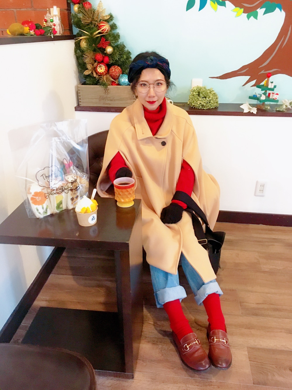 「秋冬コーデ、冬コーデ、ポンチョ、ケープコート、チェック、めがね、メガネ女子、赤い靴下、赤ニット、ローファー、ローファー×靴下、ママコーデ、ビッグシルエット、休日スタイル」｜「Handmadeのアイテム（ヘアバンド、その他）」を使った、あろまんØさん（レディース・160cm）の秋コーディネートの1枚目の写真