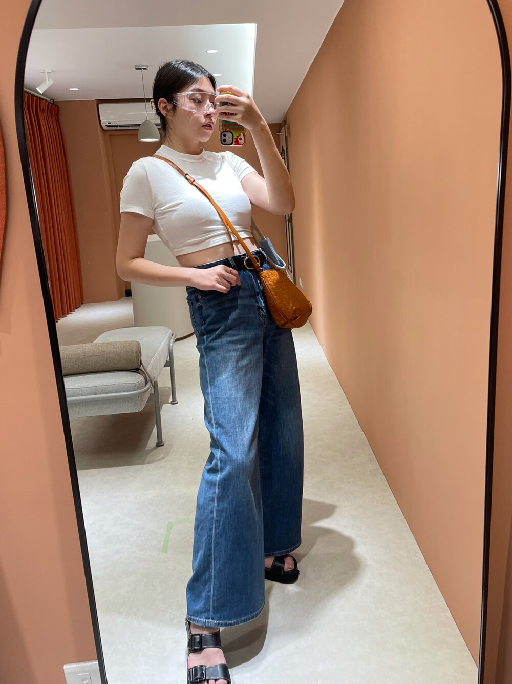 「ootd、夏、街頭穿搭、牛仔褲、GU、GUCCI、BOTTEGA VENETA、H&M、casetify」｜「BOTTEGA VENETAのアイテム（ショルダーバッグ、オレンジ系）」を使った、H.S.U.A.Nさん（レディース・167cm）の夏コーディネートの1枚目の写真