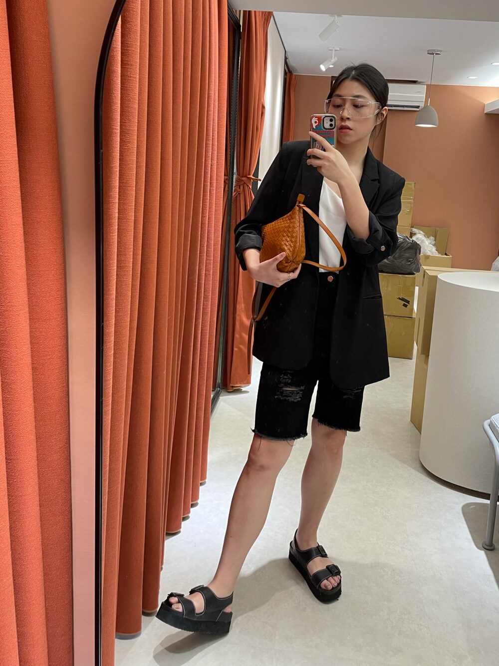 「ootd、夏、街頭穿搭、Bershka、GUCCI、BOTTEGA VENETA、H&M、casetify」｜「Bershkaのアイテム（テーラードジャケット、ブラック系）」を使った、H.S.U.A.Nさん（レディース・167cm）の夏コーディネートの1枚目の写真