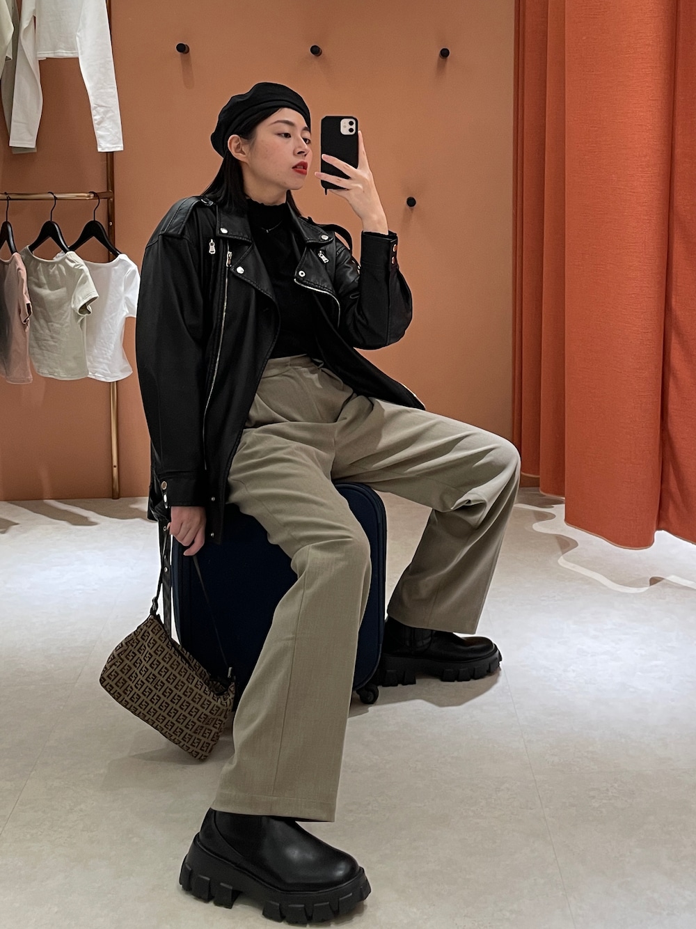 「vintage、古着MIX、冬、ootd、winter、FENDI、agete、D+af、VINTAGE FENDI、無印良品」｜「FENDIのアイテム（ショルダーバッグ、ベージュ系）」を使った、H.S.U.A.Nさん（レディース・167cm）の秋コーディネートの1枚目の写真