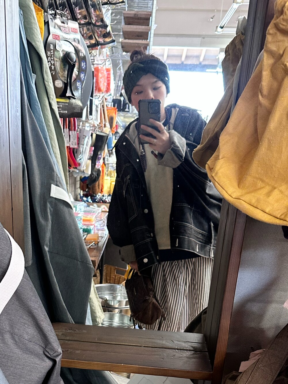 「休日スタイル、TOKYO、holiday」｜「GIVENCHYのアイテム（バッグ、ブラウン系）」を使った、ZOE，馬さん（レディース・150cm）の春コーディネートの1枚目の写真