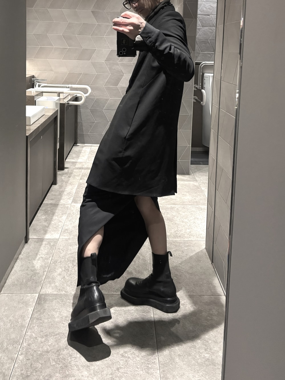 「リックオウエンス」｜「Rick Owensのアイテム（ブーツ、ブラック系）」を使った、trestelle2012さん（メンズ・173cm）の春コーディネートの1枚目の写真