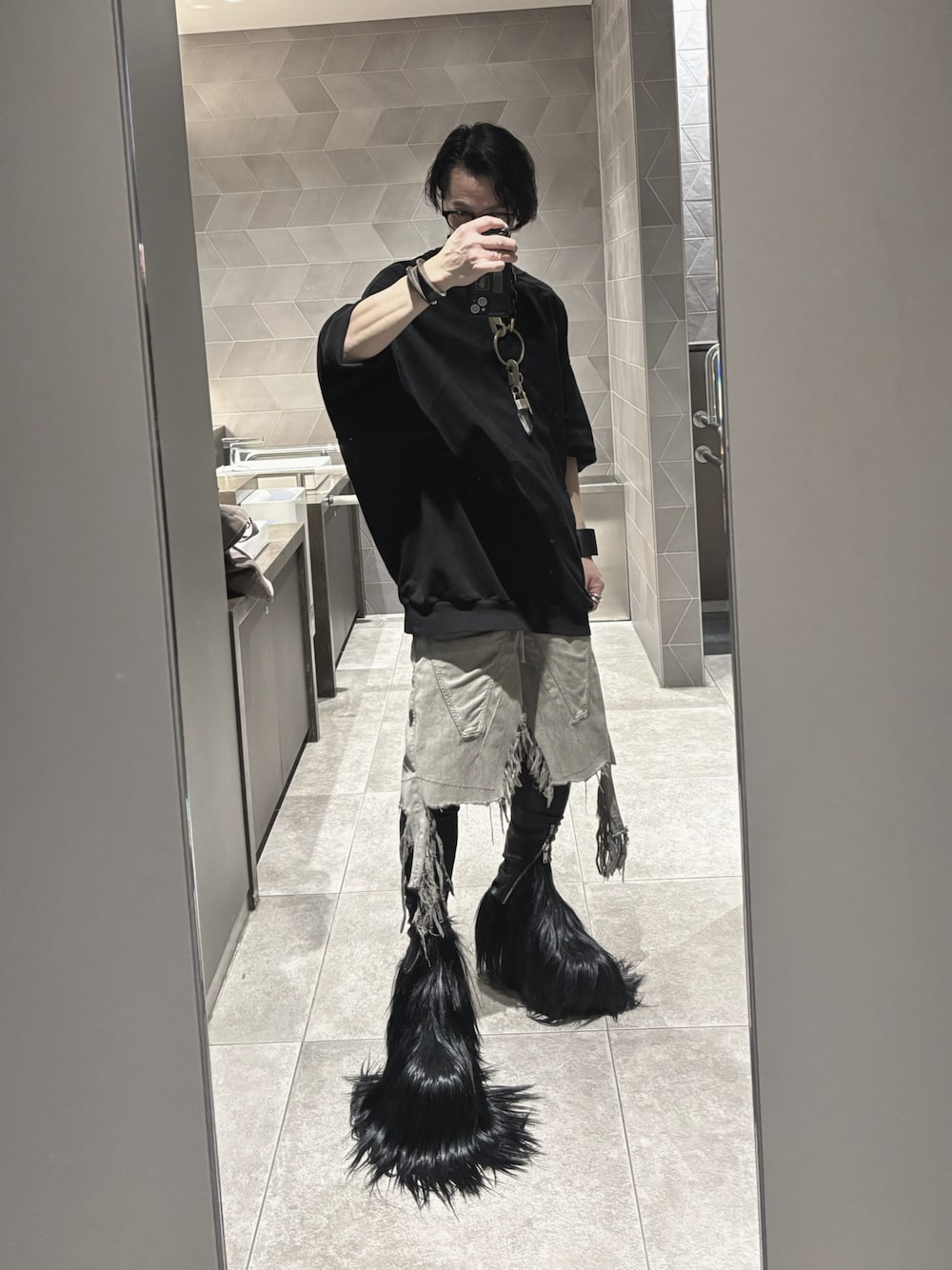 「RICK OWENS」｜「Rick Owensのアイテム（スウェット、ブラック系）」を使った、trestelle2012さん（メンズ・173cm）の春コーディネートの1枚目の写真