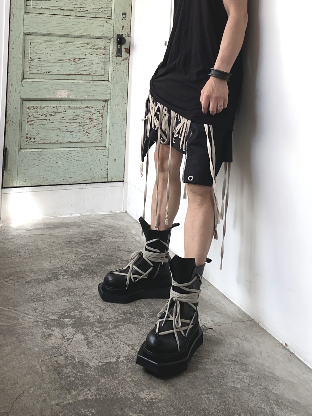 「RICK OWENS」｜「Rick Owensのアイテム（その他パンツ、ブラック系）」を使った、trestelle2012さん（メンズ・173cm）の秋コーディネートの1枚目の写真