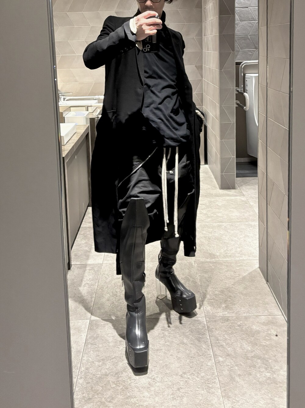 「Rick Owensのアイテム（ブーツ、ブラック系）」を使った、trestelle2012さん（メンズ・173cm）の春コーディネートの1枚目の写真