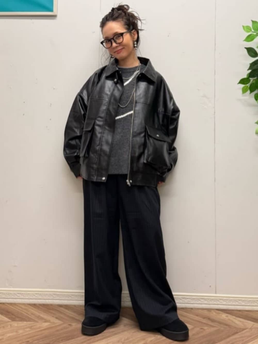 ブラック系のブルゾン、グレー系のTシャツ/カットソー、ブラック系のブーツを着用したレディースの冬コーディネートの1枚目の写真