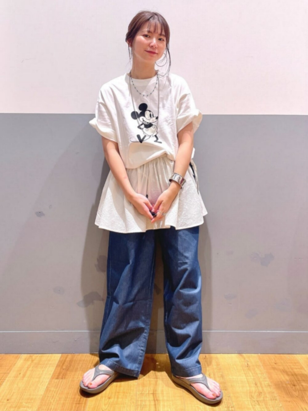 ホワイト系のその他トップス、ブルー系のその他パンツ、ホワイト系のTシャツ/カットソーを着用したレディースの夏コーディネートの1枚目の写真