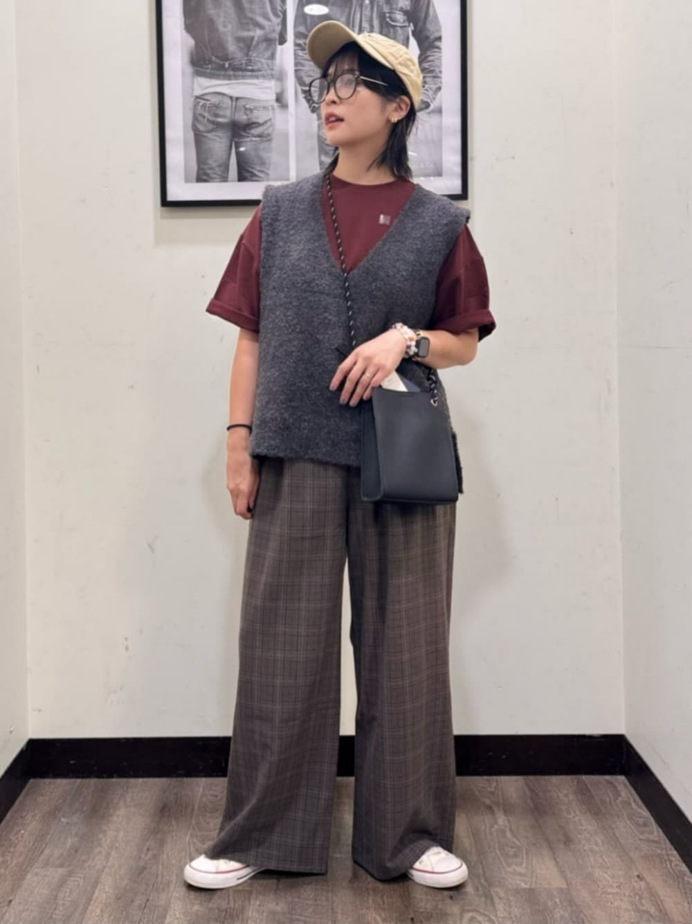 ブラウン系のその他パンツ、レッド系のTシャツ/カットソー、ブラック系のショルダーバッグを着用したレディースの秋コーディネートの1枚目の写真