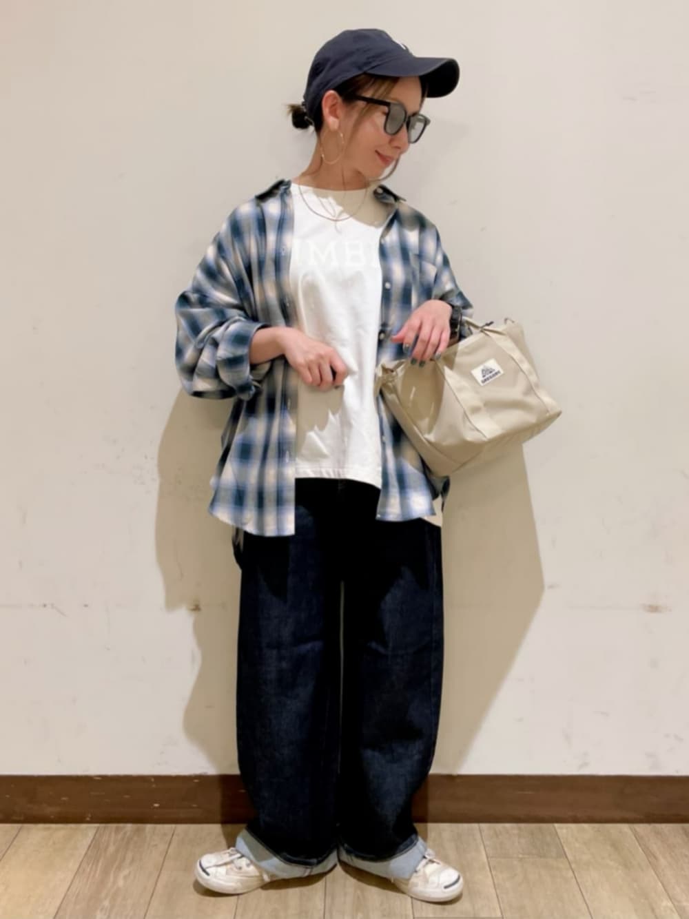 ブルー系のシャツ/ブラウス、ホワイト系のTシャツ/カットソー、ブルー系のデニムパンツを着用したレディースの秋コーディネートの1枚目の写真