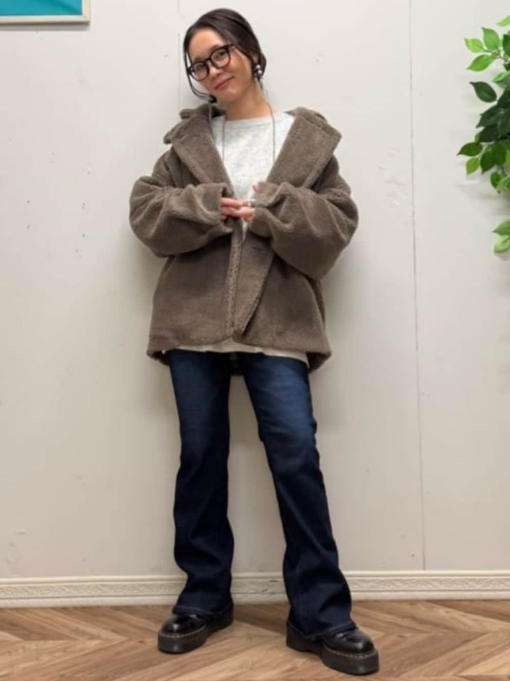 ホワイト系のTシャツ/カットソー、ブルー系のデニムパンツ、ブラウン系のその他アウターを着用したレディースの冬コーディネートの1枚目の写真