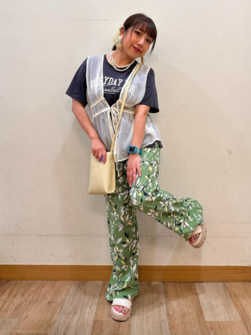 「ゆったり、ゆったりコーデ、着痩せ・細見え、羽織り、低身長コーデ、低身長、夏コーデ、カラーパンツ、総柄、総柄パンツ、Tシャツ、プリントT」｜「HONEYSUCKLE ROSEの【HONEYSUCKLE ROSE】ロゴプリントＴ（Tシャツ/カットソー、グレー系）」を使った、Rightonさん（レディース・152cm）の夏コーディネートの1枚目の写真