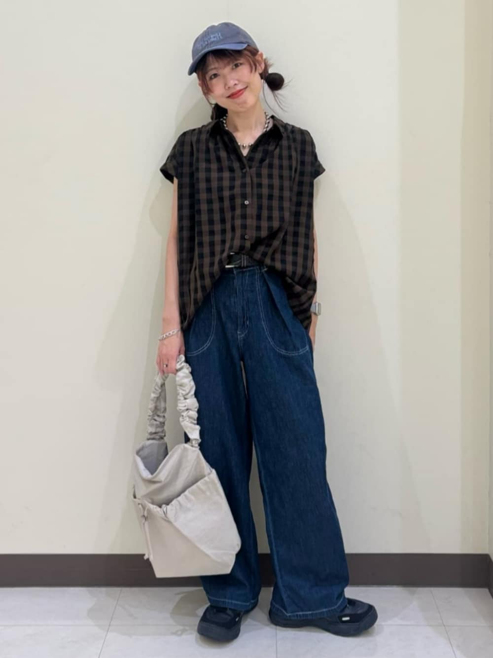 「着痩せ・細見え、ゆったり、ゆったりコーデ、カジュアル、カジュアルコーデ、イエベ、ジーンズ」｜「Right-onの【HONEYSUCKLE ROSE】シアーチェックブラウス（シャツ/ブラウス、ブラウン系）」を使った、Rightonさん（レディース・164cm）の夏コーディネートの1枚目の写真