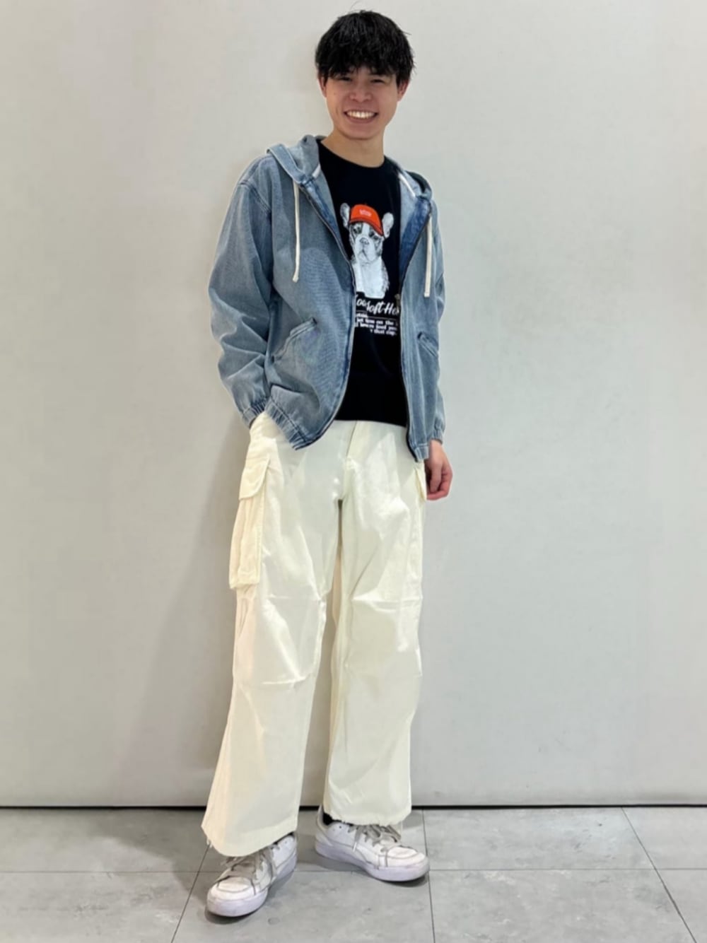 ブルー系のデニムジャケット、ホワイト系のその他パンツ、ブルー系のスウェットを着用したメンズの冬コーディネートの1枚目の写真