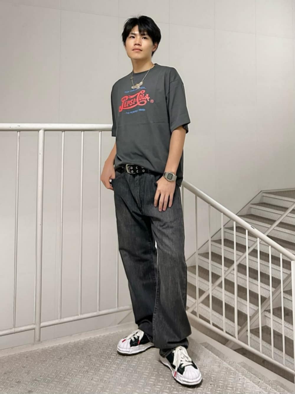 グレー系のTシャツ/カットソー、ブラック系のデニムパンツを着用したメンズの夏コーディネートの1枚目の写真