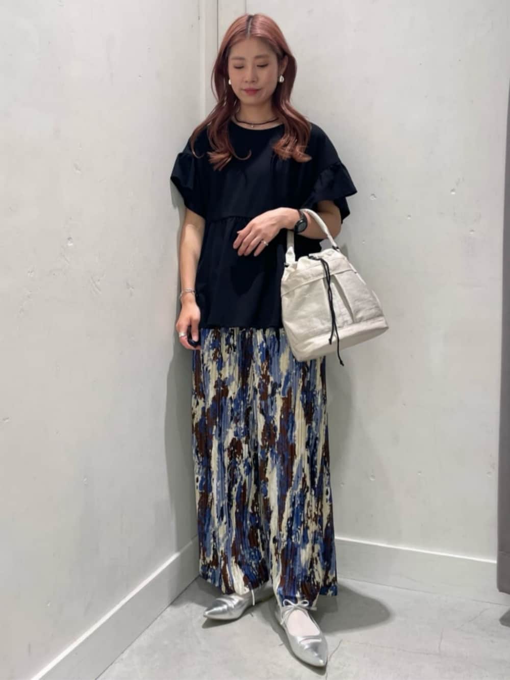 「夏コーデ、ワイドパンツ、半袖、バッグ、ミニバッグ、リラックス、リラックススタイル、カジュアルコーデ、楽チンコーデ、HONEYSUCKLE ROSE、ママコーデ」｜「Right-onの【HONEYSUCKLE ROSE】接触冷感フリルＴシャツ（その他トップス、ブラック系）」を使った、Rightonさん（レディース・164cm）の夏コーディネートの1枚目の写真