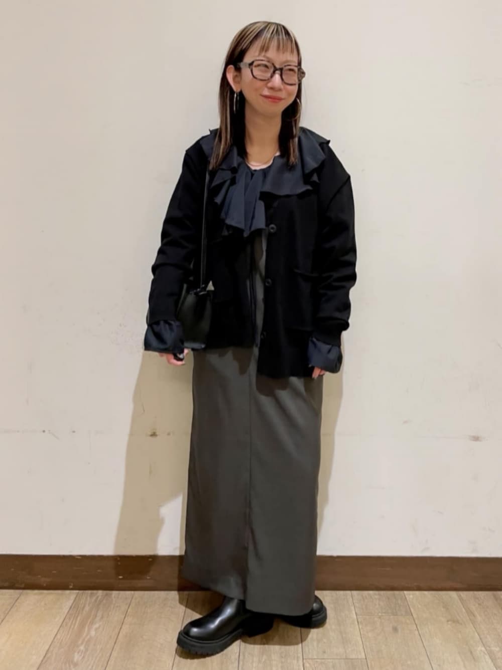 ブラック系のショルダーバッグ、ブラック系のブーツ、ブラック系のシャツ/ブラウスを着用したレディースの冬コーディネートの1枚目の写真