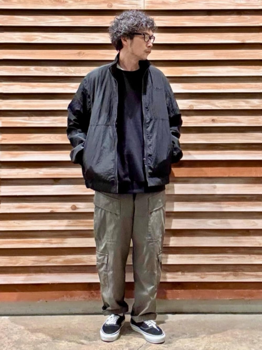 ホワイト系のTシャツ/カットソー、ブラック系のブルゾン、ブラック系のスウェットを着用したメンズの冬コーディネートの1枚目の写真