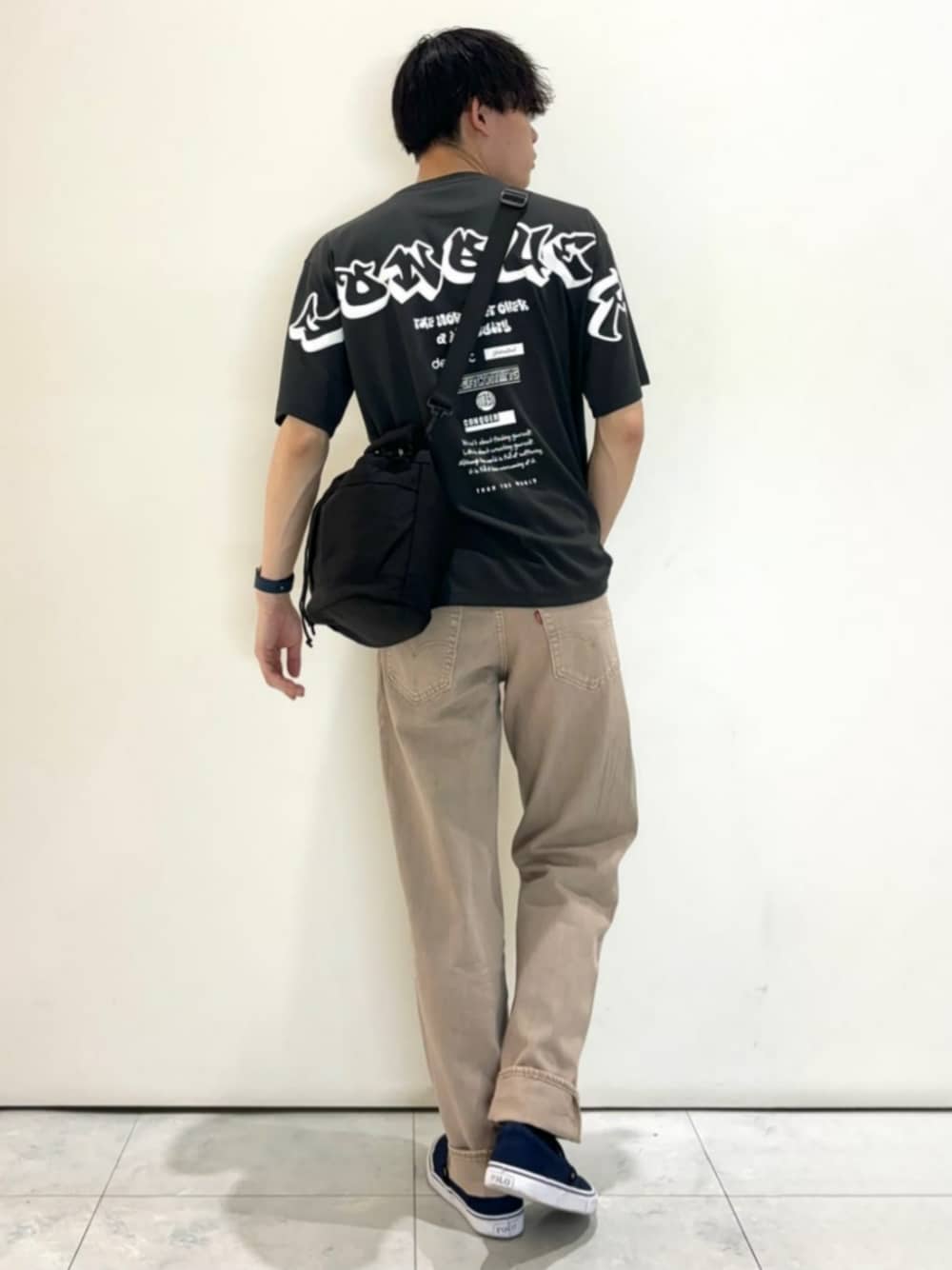 「夏コーデ、夏、ジーンズ、ワイドパンツ、Tシャツ、プリントT、バッグ、カジュアルコーデ、カジュアル、休日コーデ、休日スタイル、デニムパンツ、デニム」｜「Right-onの【HONEYSUCKLE ROSE】巾着ショルダー（ショルダーバッグ、ブラック系）」を使った、Rightonさん（メンズ・175cm）の夏コーディネートの1枚目の写真