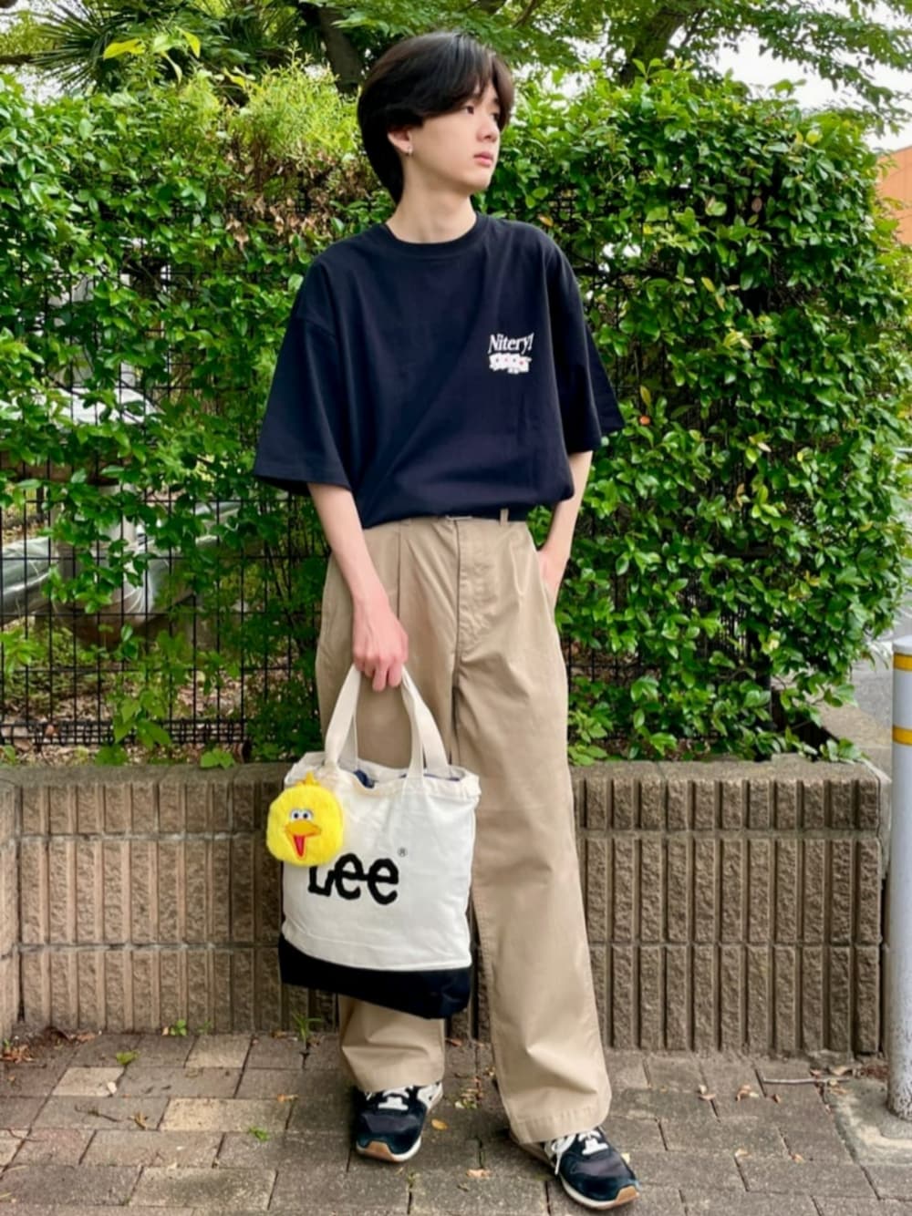 「夏コーデ、ワイドパンツ、Tシャツ、半袖、半袖Ｔシャツ、トートバッグ、メンズファッション」｜「Leeの【Lee】キャンバス２ＷＡＹショルダーバッグ（ショルダーバッグ、ブラック系）」を使った、Rightonさん（骨格ナチュラル・メンズ・173cm）の夏コーディネートの1枚目の写真