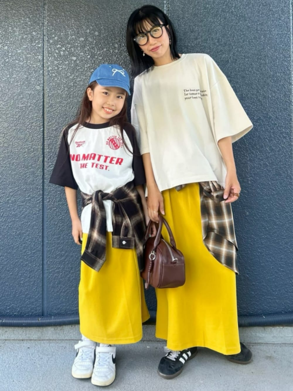 イエロー系のスカート、ホワイト系のTシャツ/カットソー、ブラウン系のシャツ/ブラウスを着用したレディースの秋コーディネートの1枚目の写真