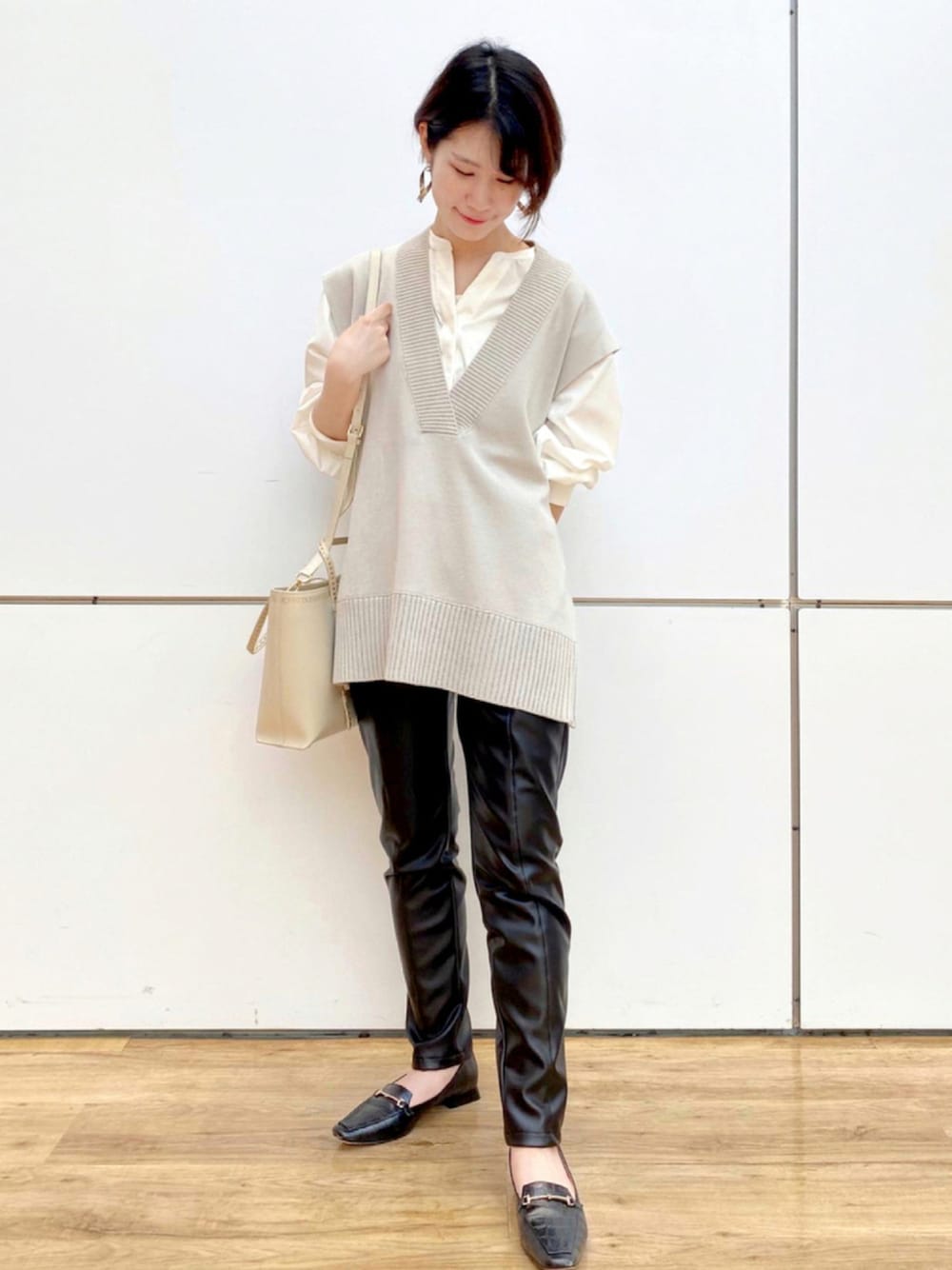 ブラック系のその他パンツ、ブラック系のシューズ、ベージュ系のバッグを着用したレディースの秋コーディネートの1枚目の写真