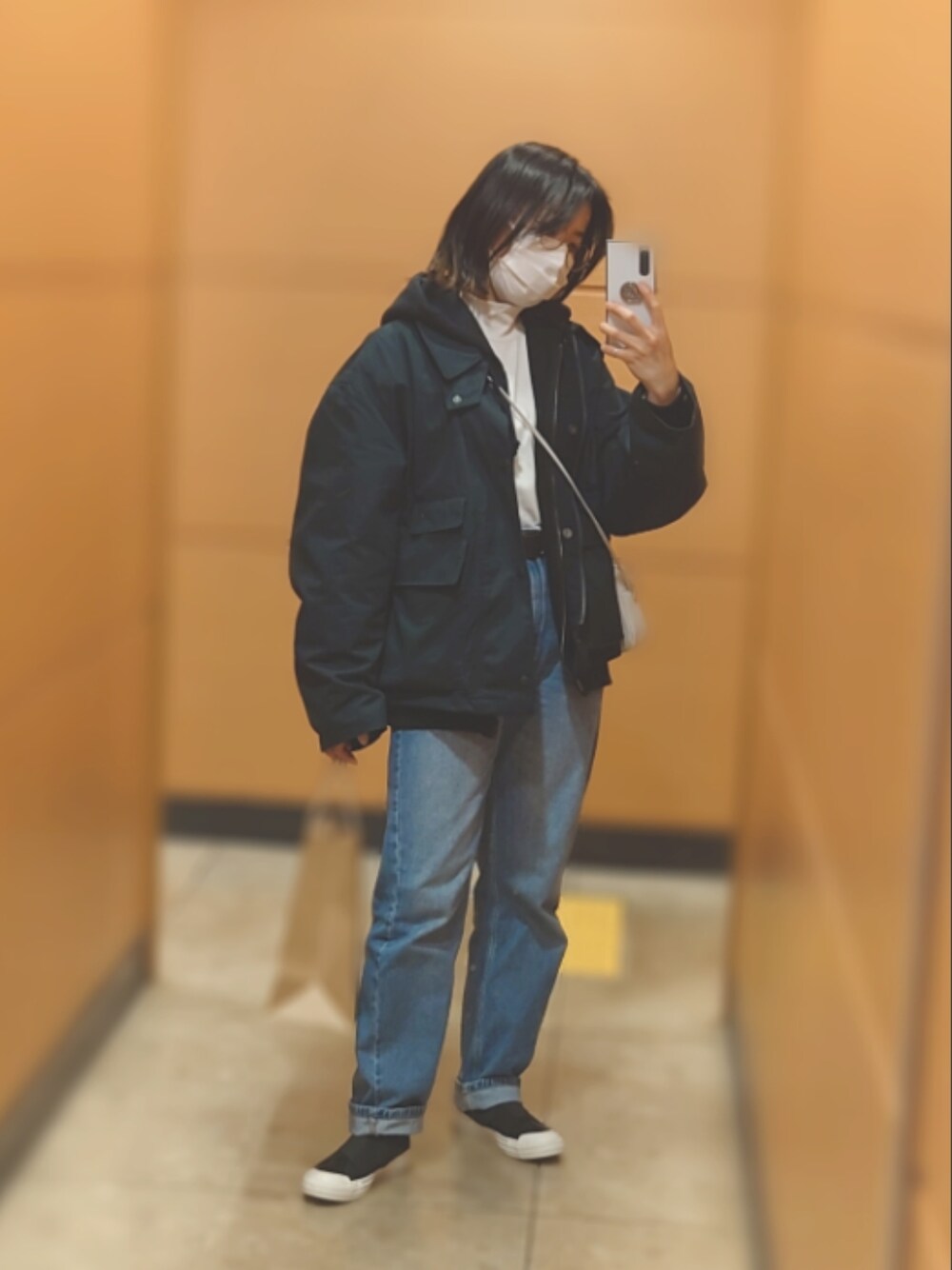 ブルー系のブルゾン、ブラック系のパーカー、ホワイト系のTシャツ/カットソーを着用したレディースの春コーディネートの1枚目の写真