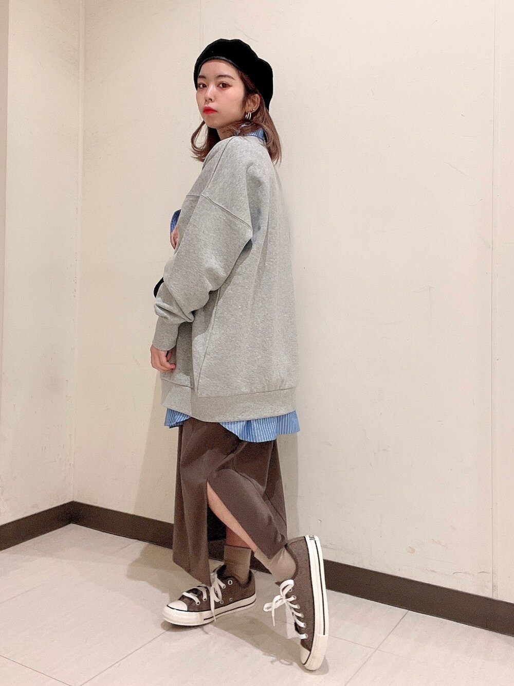 ブルー系のシャツ/ブラウス、グレー系のスウェット、ブラック系のバッグを着用したレディースの冬コーディネートの4枚目の写真