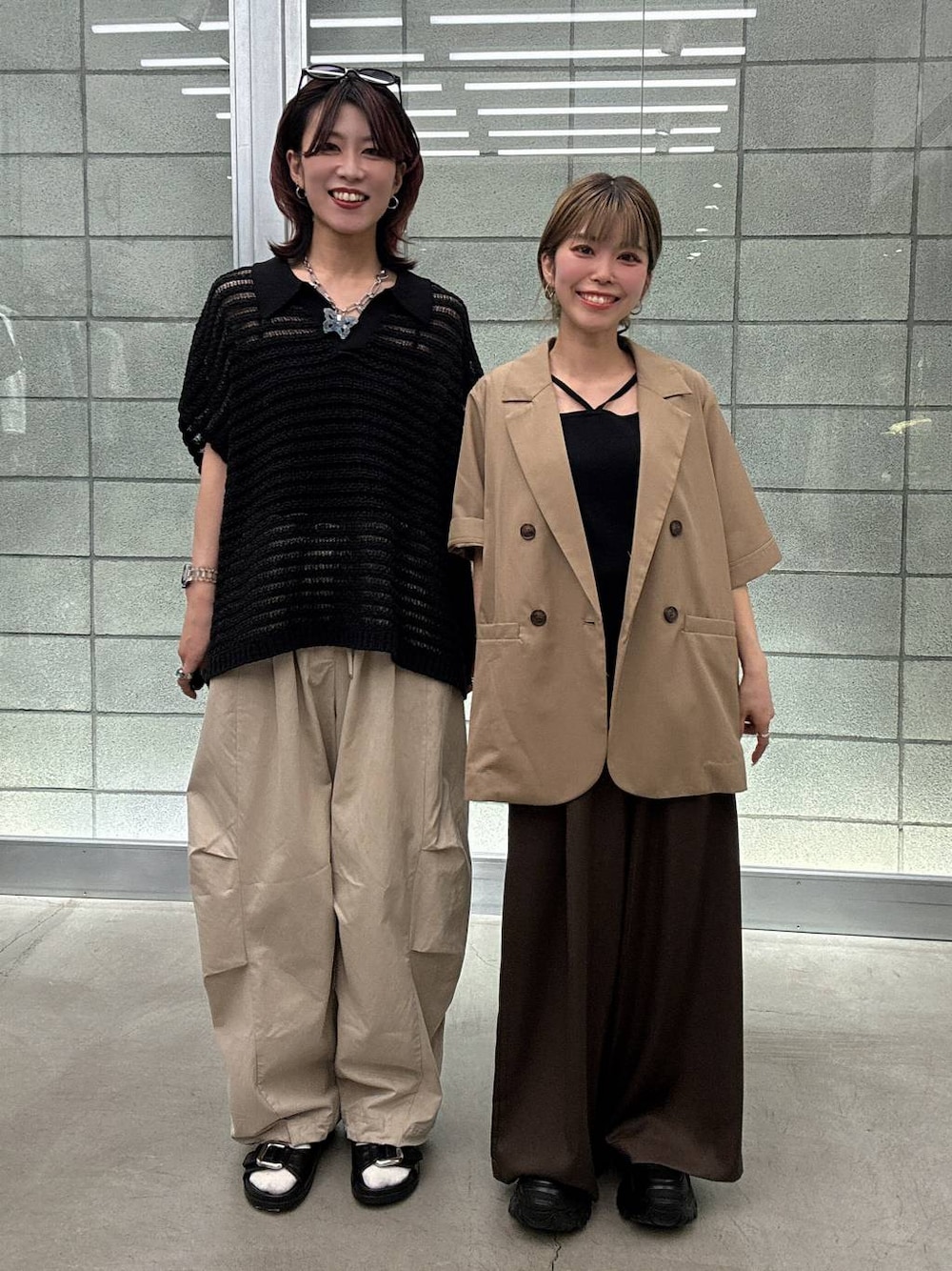 ブラック系のローファー、ブラック系のタンクトップ、ベージュ系のその他パンツを着用したレディースの春コーディネートの1枚目の写真