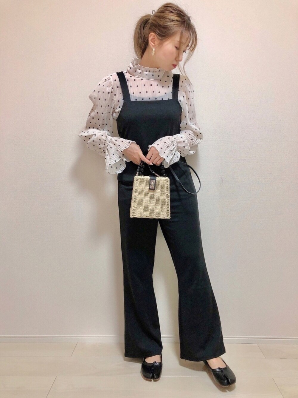 「韓国ファッション、プチプラコーデ、ラクチンコーデ、休日スタイル、大人ガーリー、オトナ女子、きれいめカジュアル、サロペット、モノトーン」｜「しまむらのアイテム（オールインワン・サロペット、ブラック系）」を使った、Mii-kichiさん（レディース・156cm）の春コーディネートの1枚目の写真