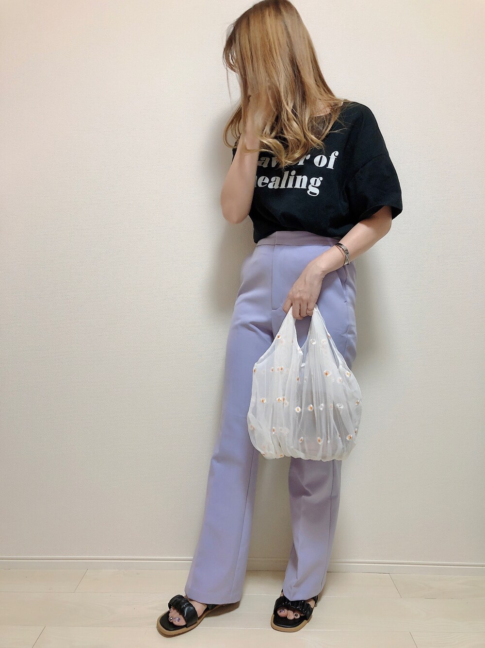 「シンプルコーデ、Tシャツ、ロゴT、フレアパンツ、マルシェバッグ、韓国ファッション、プチプラコーデ」｜「Availのアイテム（Tシャツ/カットソー、ブラック系）」を使った、Mii-kichiさん（レディース・156cm）の夏コーディネートの1枚目の写真
