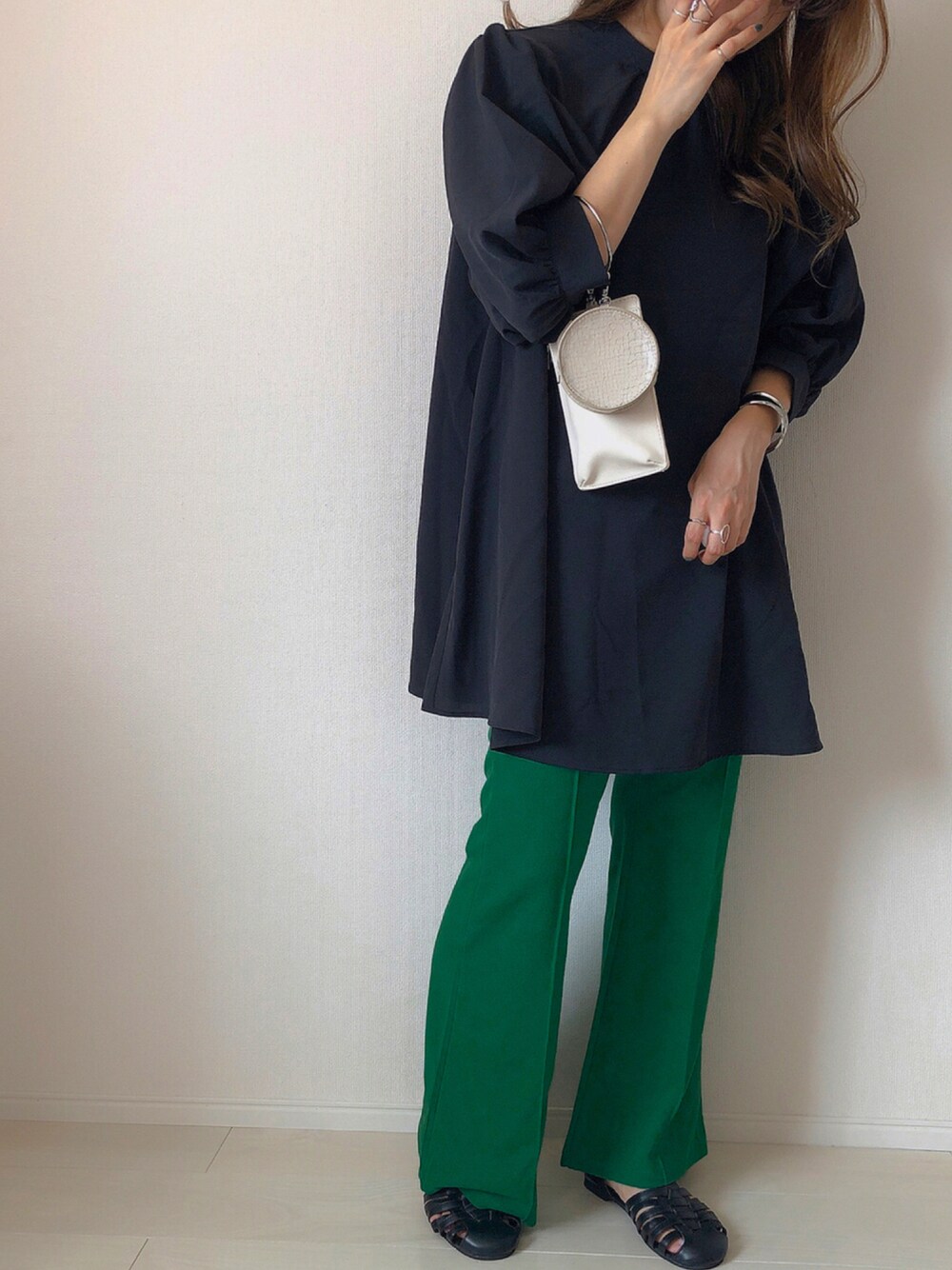 「グリーン、きれいめカジュアル、プチプラコーデ、大人コーデ、休日スタイル、パンツコーデ、ボリューム袖、秋服準備はじめました、韓国ファッション、秋トレンド2021、楽チンコーデ」｜「SpRayのセンターシームフレアパンツ（その他パンツ、グリーン系）」を使った、Mii-kichiさん（レディース・156cm）の夏コーディネートの1枚目の写真