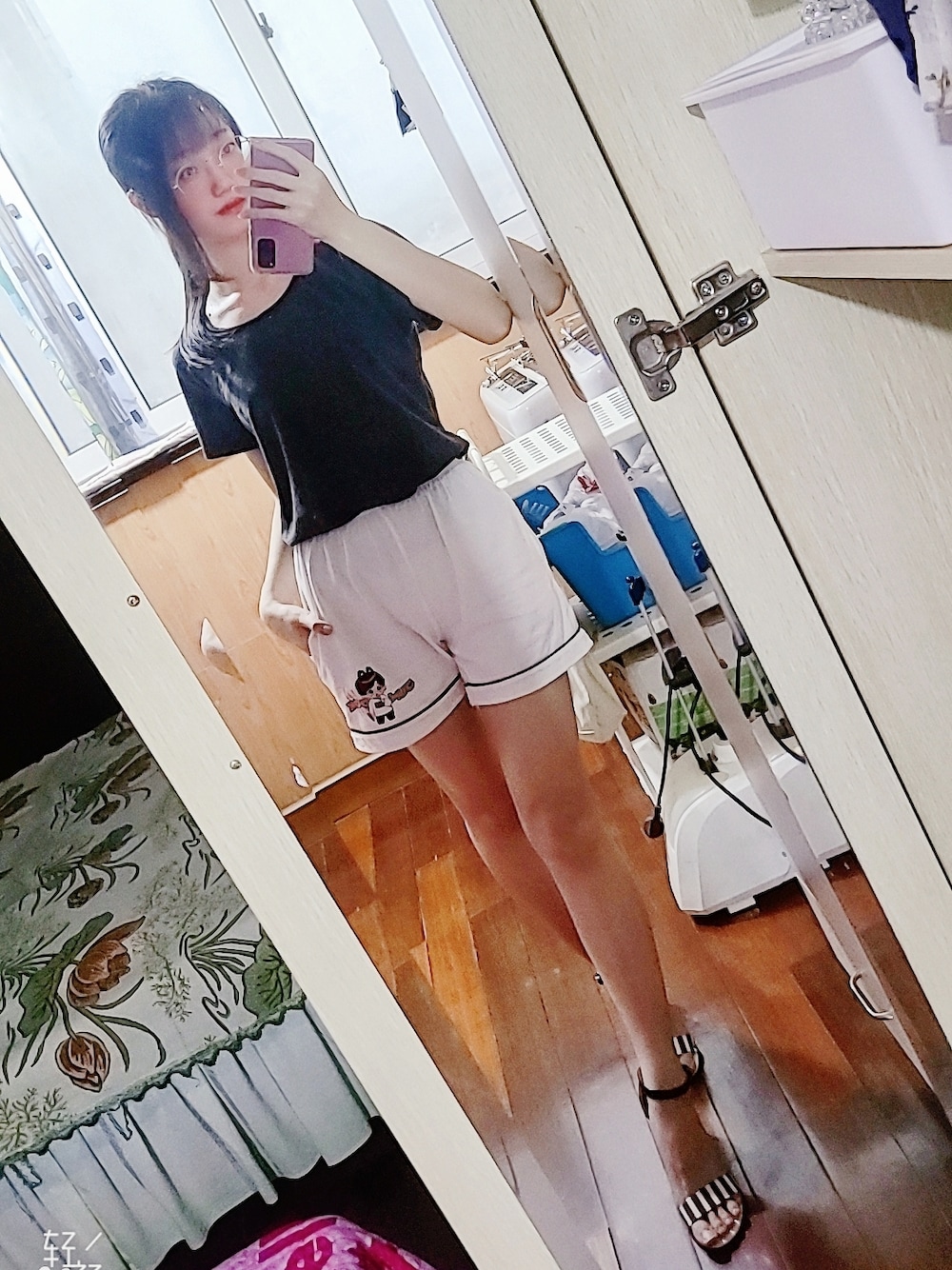 グレー系のサンダル、ホワイト系のルームウェア/パジャマ、パープル系のスマホグッズを着用したレディースの夏コーディネートの1枚目の写真