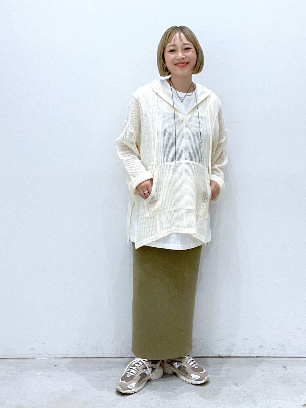 グリーン系のスカート、ホワイト系のTシャツ/カットソー、ホワイト系のその他トップスを着用したレディースの夏コーディネートの1枚目の写真