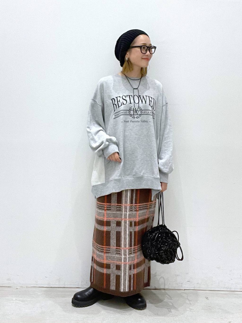 ブラック系のブーツ、ブラック系のショルダーバッグ、ブラウン系のマタニティウェア/グッズを着用したレディースの秋コーディネートの1枚目の写真